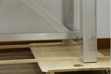 中古　HALO(ハロ)　BOSTON DINING TABLE(ボストンダイニングテーブル)　アルミニウムの重厚な風合いが魅力のダイニングテーブル　定価約27万円　(R-089442)