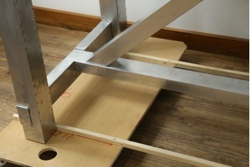 中古　HALO(ハロ)　BOSTON DINING TABLE(ボストンダイニングテーブル)　アルミニウムの重厚な風合いが魅力のダイニングテーブル　定価約27万円　(R-089442)