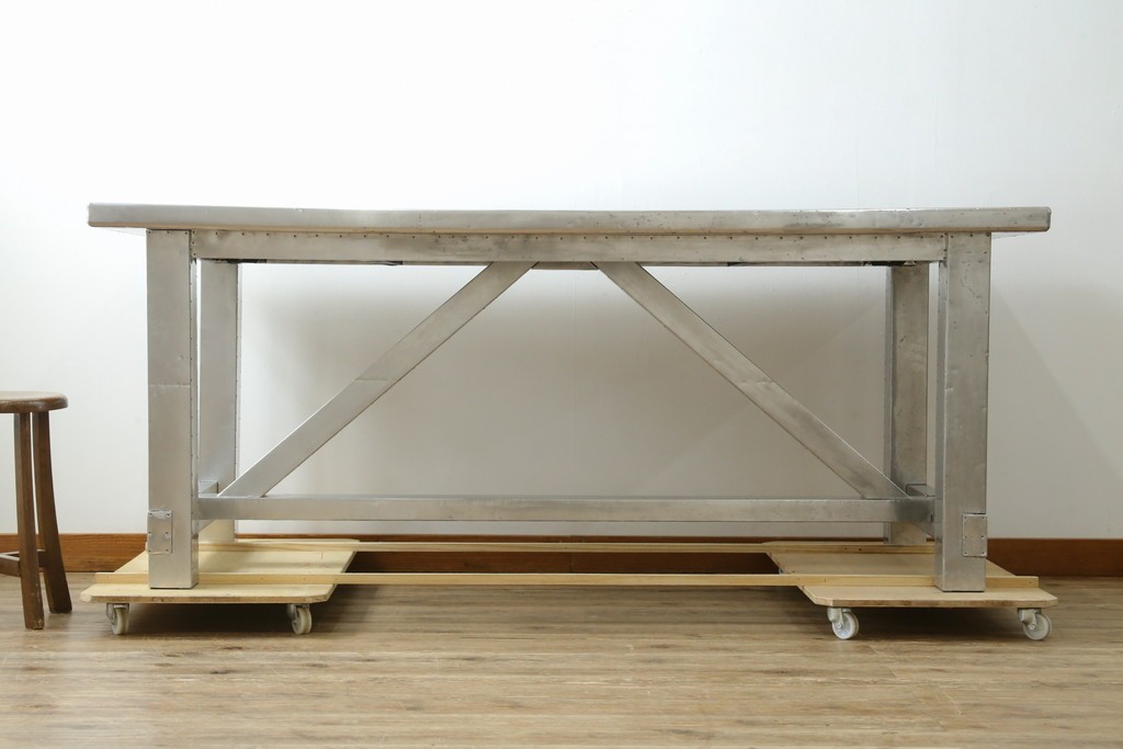 中古　HALO(ハロ)　BOSTON DINING TABLE(ボストンダイニングテーブル)　アルミニウムの重厚な風合いが魅力のダイニングテーブル　定価約27万円　(R-089442)