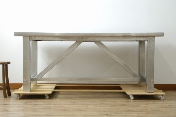 中古　HALO(ハロ)　BOSTON DINING TABLE(ボストンダイニングテーブル)　アルミニウムの重厚な風合いが魅力のダイニングテーブル　定価約27万円　(R-089442)