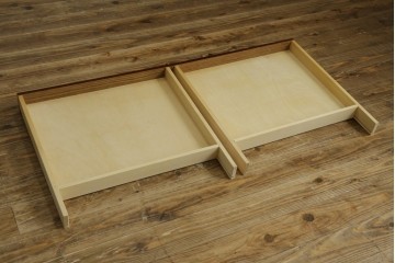 和製ヴィンテージ　希少な廃番品!!　オールドカリモク(karimoku)　ガラス天板のデスクとサイドチェストの2点セット　(R-089445)