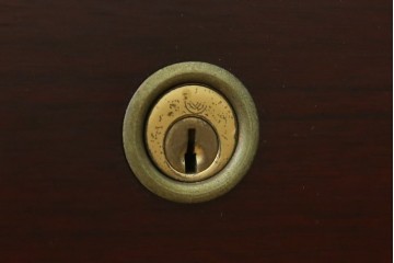 和製ヴィンテージ　希少な廃番品!!　オールドカリモク(karimoku)　ガラス天板のデスクとサイドチェストの2点セット　(R-089445)