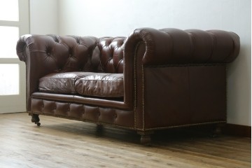 中古　美品　ハロ(HALO)　ケンジントン(KENSINGTON)　本革　チェスターフィールド　深みのあるブラウンが美しい2人掛けソファ　定価約55万円　(R-089448)