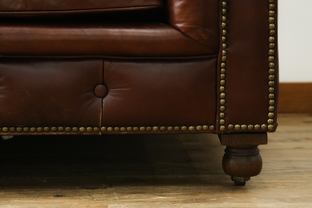 中古　美品　ハロ(HALO)　ケンジントン(KENSINGTON)　本革　チェスターフィールド　深みのあるブラウンが美しい2人掛けソファ　定価約55万円　(R-089448)