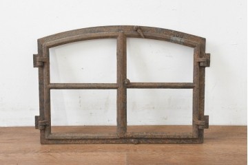 イギリスヴィンテージ建具　鋳鉄製　緩やかなアーチ型を描く素朴な窓枠　(R-089454)