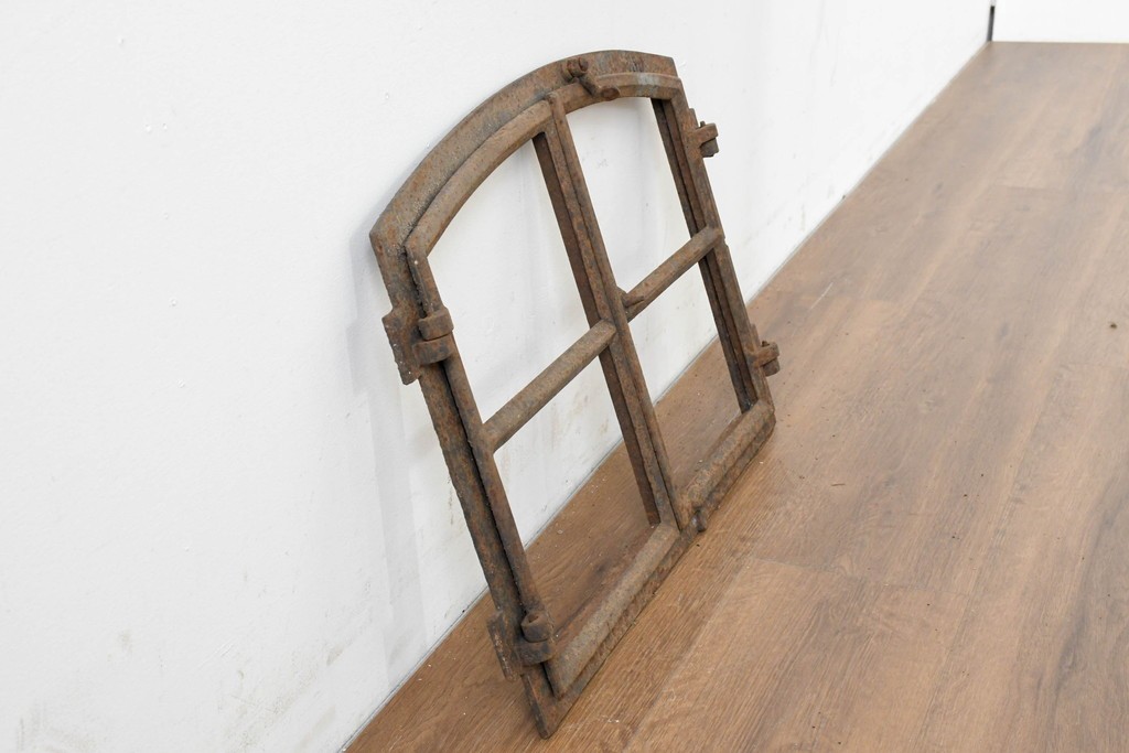 イギリスヴィンテージ建具　鋳鉄製　緩やかなアーチ型を描く素朴な窓枠　(R-089454)