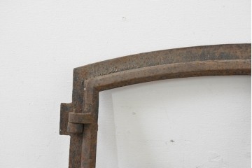 イギリスヴィンテージ建具　鋳鉄製　緩やかなアーチ型を描く素朴な窓枠　(R-089454)