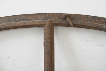 イギリスヴィンテージ建具　鋳鉄製　緩やかなアーチ型を描く素朴な窓枠　(R-089454)