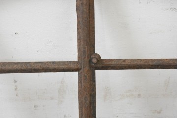 イギリスヴィンテージ建具　鋳鉄製　緩やかなアーチ型を描く素朴な窓枠　(R-089454)