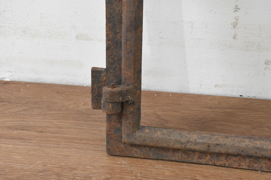 イギリスヴィンテージ建具　鋳鉄製　緩やかなアーチ型を描く素朴な窓枠　(R-089454)