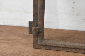 イギリスヴィンテージ建具　鋳鉄製　緩やかなアーチ型を描く素朴な窓枠　(R-089454)