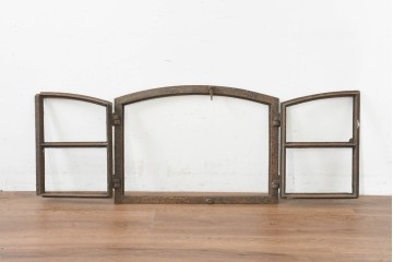イギリスヴィンテージ建具　鋳鉄製　緩やかなアーチ型を描く素朴な窓枠　(R-089454)