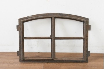 イギリスヴィンテージ建具　鋳鉄製　緩やかなアーチ型を描く素朴な窓枠　(R-089454)