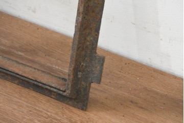 イギリスヴィンテージ建具　鋳鉄製　緩やかなアーチ型を描く素朴な窓枠　(R-089454)