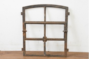 イギリスヴィンテージ建具　鋳鉄製　素朴な風合いを楽しめる格子窓枠　(R-089455)