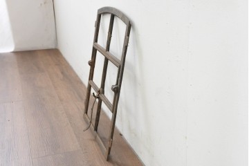 イギリスヴィンテージ建具　鋳鉄製　素朴な風合いを楽しめる格子窓枠　(R-089455)