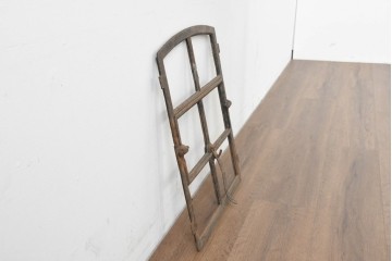 イギリスヴィンテージ建具　鋳鉄製　素朴な風合いを楽しめる格子窓枠　(R-089455)