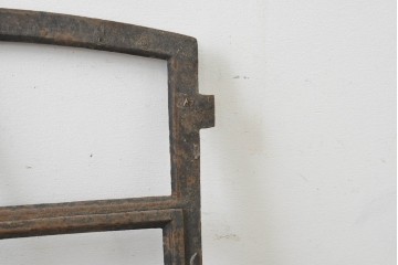 イギリスヴィンテージ建具　鋳鉄製　素朴な風合いを楽しめる格子窓枠　(R-089455)
