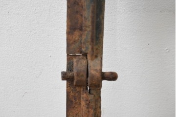 イギリスヴィンテージ建具　鋳鉄製　素朴な風合いを楽しめる格子窓枠　(R-089455)