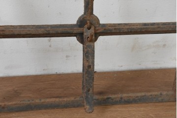 イギリスヴィンテージ建具　鋳鉄製　素朴な風合いを楽しめる格子窓枠　(R-089455)