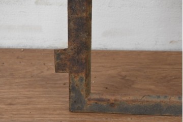 イギリスヴィンテージ建具　鋳鉄製　素朴な風合いを楽しめる格子窓枠　(R-089455)
