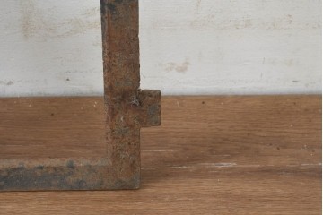 イギリスヴィンテージ建具　鋳鉄製　素朴な風合いを楽しめる格子窓枠　(R-089455)