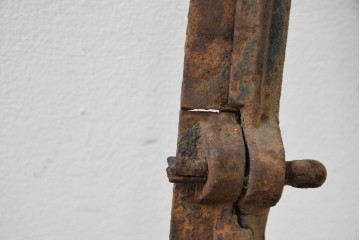 イギリスヴィンテージ建具　鋳鉄製　素朴な風合いを楽しめる格子窓枠　(R-089455)