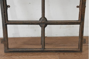 イギリスヴィンテージ建具　鋳鉄製　素朴な風合いを楽しめる格子窓枠　(R-089455)