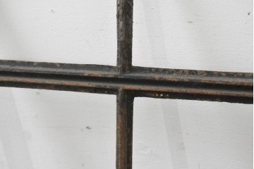 イギリスヴィンテージ建具　鋳鉄製　素朴な風合いを楽しめる格子窓枠　(R-089455)