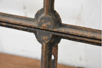 イギリスヴィンテージ建具　鋳鉄製　素朴な風合いを楽しめる格子窓枠　(R-089455)