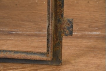 イギリスヴィンテージ建具　鋳鉄製　素朴な風合いを楽しめる格子窓枠　(R-089455)