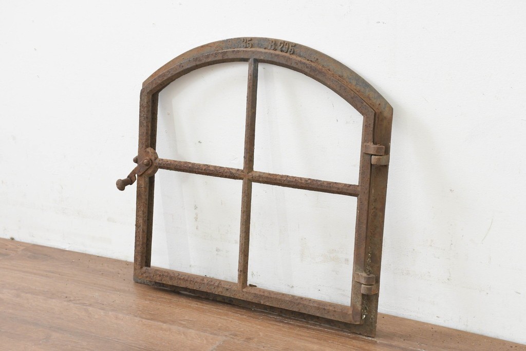 イギリスヴィンテージ建具　鋳鉄製　緩やかなアーチ型を描く素朴な窓枠　(R-089456)