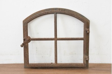 イギリスヴィンテージ建具　鋳鉄製　緩やかなアーチ型を描く素朴な窓枠　(R-089456)