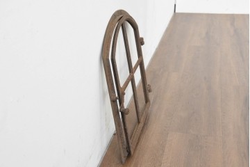 イギリスヴィンテージ建具　鋳鉄製　緩やかなアーチ型を描く素朴な窓枠　(R-089456)