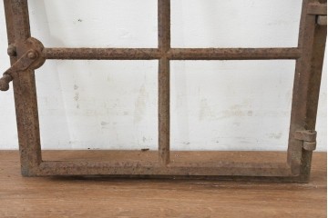 イギリスヴィンテージ建具　鋳鉄製　緩やかなアーチ型を描く素朴な窓枠　(R-089456)