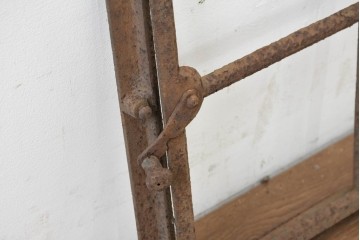 イギリスヴィンテージ建具　鋳鉄製　緩やかなアーチ型を描く素朴な窓枠　(R-089456)