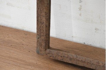 イギリスヴィンテージ建具　鋳鉄製　緩やかなアーチ型を描く素朴な窓枠　(R-089456)