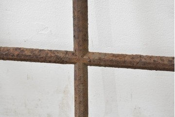 イギリスヴィンテージ建具　鋳鉄製　緩やかなアーチ型を描く素朴な窓枠　(R-089456)
