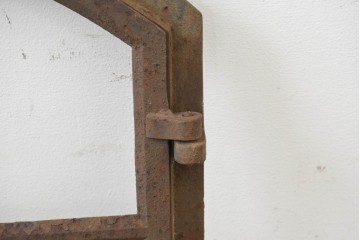 イギリスヴィンテージ建具　鋳鉄製　緩やかなアーチ型を描く素朴な窓枠　(R-089456)