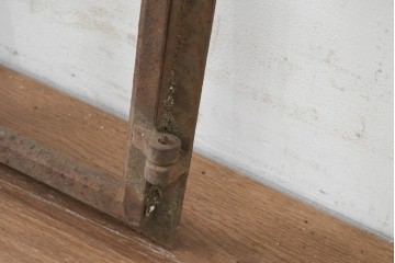 イギリスヴィンテージ建具　鋳鉄製　緩やかなアーチ型を描く素朴な窓枠　(R-089456)