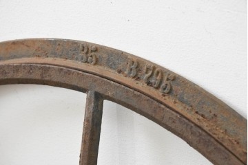 イギリスヴィンテージ建具　鋳鉄製　緩やかなアーチ型を描く素朴な窓枠　(R-089456)