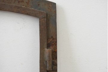 イギリスヴィンテージ建具　鋳鉄製　素朴な風合いを楽しめる窓枠　(R-089457)