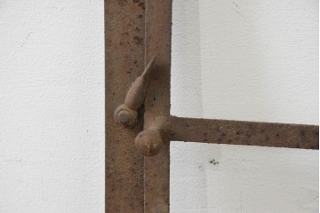 イギリスヴィンテージ建具　鋳鉄製　素朴な風合いを楽しめる窓枠　(R-089457)