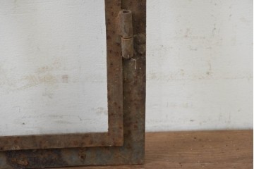 イギリスヴィンテージ建具　鋳鉄製　素朴な風合いを楽しめる窓枠　(R-089457)