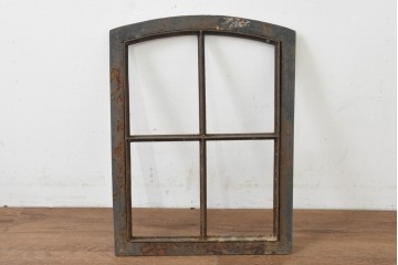イギリスヴィンテージ建具　鋳鉄製　素朴な風合いを楽しめる窓枠　(R-089457)