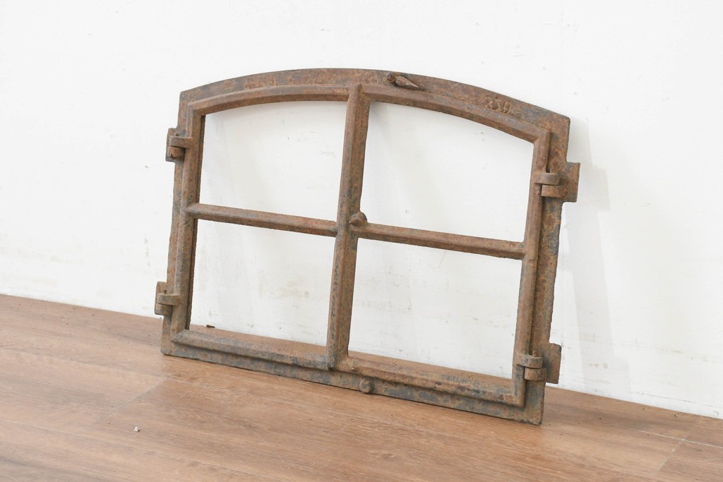 イギリスヴィンテージ建具　鋳鉄製　緩やかなアーチ型を描く素朴な窓枠　(R-089458)