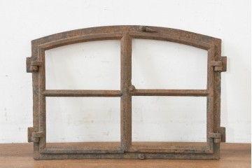 イギリスヴィンテージ建具　鋳鉄製　緩やかなアーチ型を描く素朴な窓枠　(R-089458)