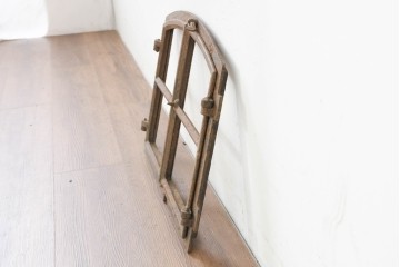 イギリスヴィンテージ建具　鋳鉄製　緩やかなアーチ型を描く素朴な窓枠　(R-089458)