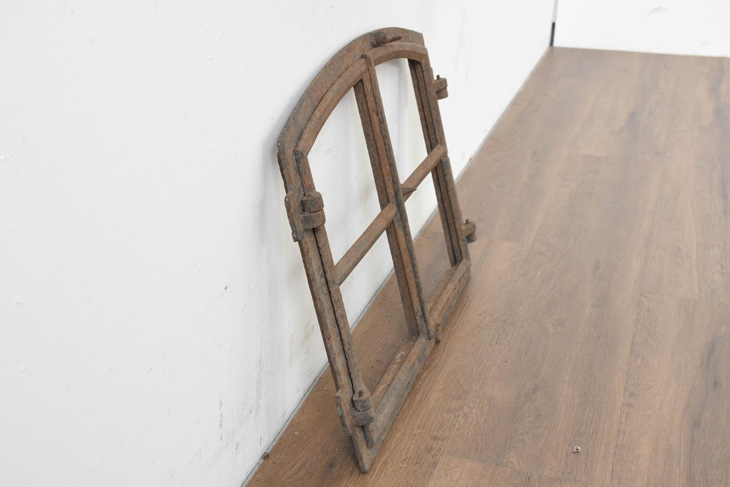 イギリスヴィンテージ建具　鋳鉄製　緩やかなアーチ型を描く素朴な窓枠　(R-089458)