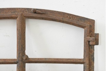 イギリスヴィンテージ建具　鋳鉄製　緩やかなアーチ型を描く素朴な窓枠　(R-089458)